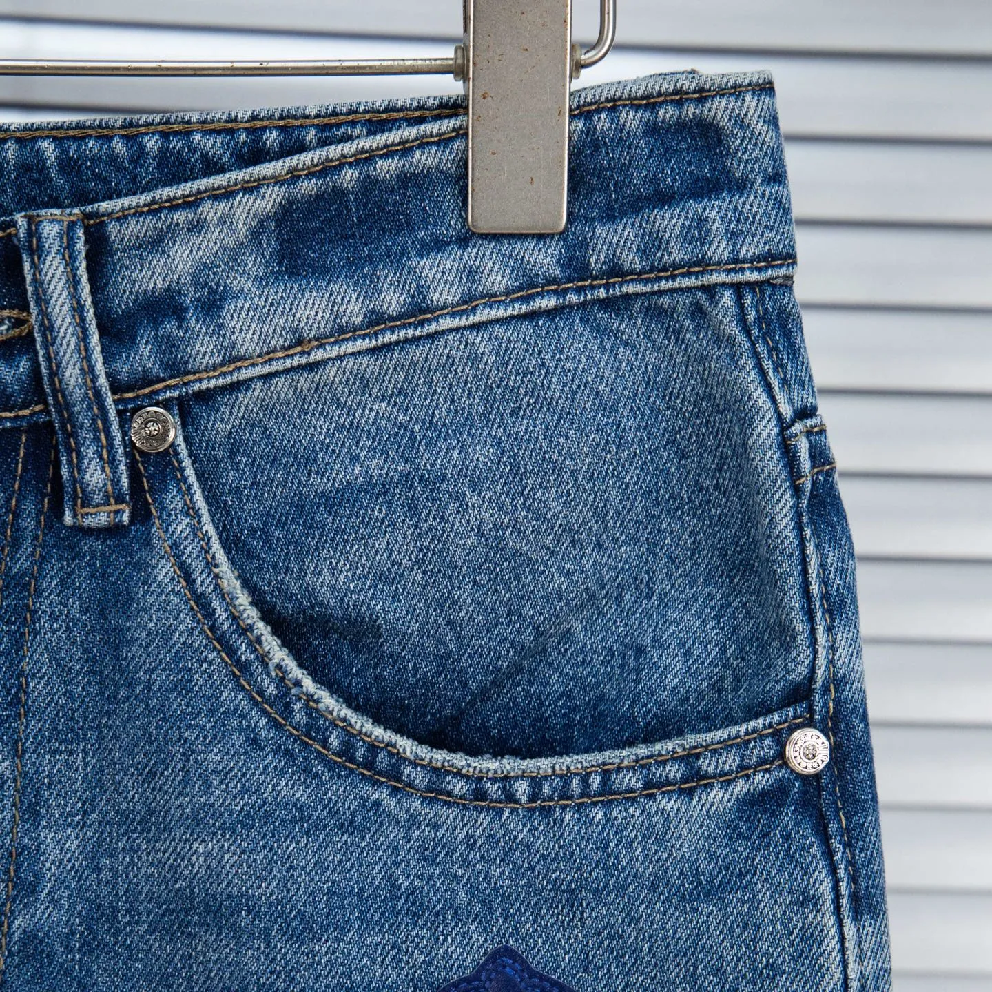 P260 Chrome Hearts micro-flared light blue multi-leather hot jeans. CH jeans need to be washed after the finished product, then disassembled and hand-stitched with sheepskin cross leather and then spliced ​​to complete. The whole piece has too many craftsmanship to explain. The patchwork cross pattern is embellished, and the high-waisted washed jeans! ! Absolutely high-end luxury products, god-level single products and super popular products, made with top heavy industry, a must-see magic weapon. Customized hardware. The fabric is thick and soft after washing. It has good breathability. Customized small leather label. Unique design. The details are simple and elegant, and the workmanship is exquisite. The entire trousers are neatly routed and the details are in place! It’s so cool that both men and women can easily control the genderless trend! Style number: 1796# Color: blue Size: 28 30 32 34 36